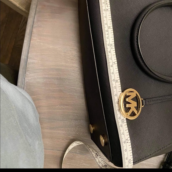 Micheal Kors Cross body - Picture 7 of 9